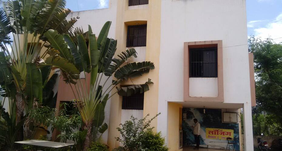 Hotel Uma Mahesh Lodging, Karad 2